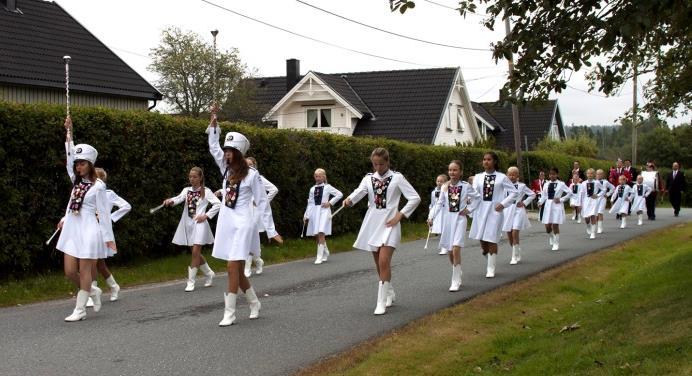 Sommerskole Instruktørene tok selv initiativ til å arrangere sommerskole for barna i distriktet. Vi leide Idrettshallen i Spydeberg i tre dager og åpnet for både nye og erfarne drillere.