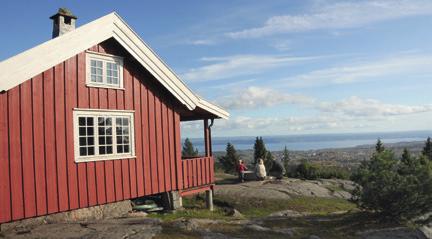 Hovdehytta ligger høyt og fritt og er den hytta i Oslomarka med videst utsikt. Du kan se langt ut i Oslofjorden og hele 5 fylker. Under 2.