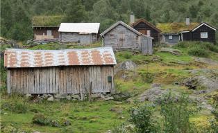 - Tidlegare har eigaren av det gamle laftebygget (fig.