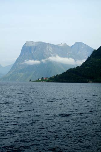 Botner som breer har gravd ut i denne flaten fremstår som brudd i de rolige fjellformene.