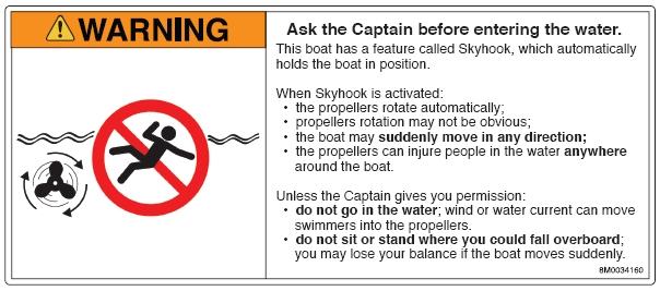 Når Skyhook er aktivert, vil propellene rotere og båten bevege seg for å opprettholde båtens posisjon. Stopp motorene øyeblikkelig dersom det er noen i vannet nær båten.