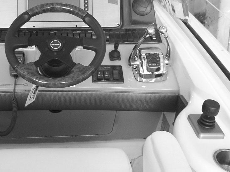 Del 1 - Bli kjent med Axius-systemet Grunnleggende bruk av styrespaken Bruk av styrespaken gir intuitiv styring av båten ved lav hastighet og når båten legges til.