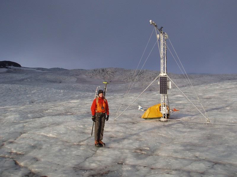 Havstrømmenes endring som følge av nedsmelting av isen på Nordpolen studeres nærmere. Gravimeter. Foto: Inge Revhaug Dagny og John var nylig på Jan Mayen og satte opp en værstasjon på Sørbreen.