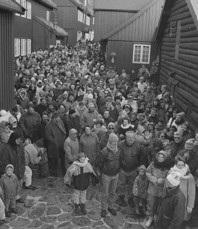 Í 90-unum leikaði mangan hart á í fakfelagshøpi. Leygardagin 1. apríl 2015 vóru fleiri hundrað fólk í Tinganesi og mótmæltu í sambandi við, at fleiri fakfeløg høvdu verið í verkfalli í longri tíð.