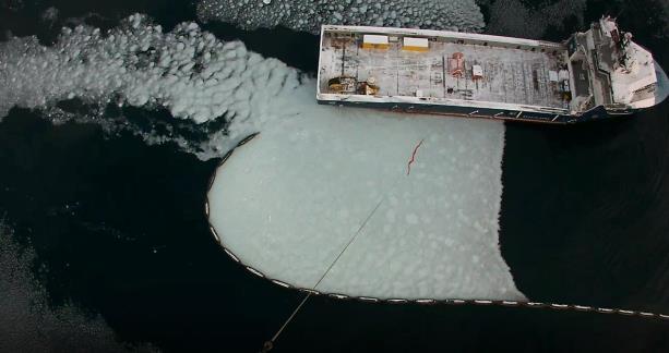 Erfaringer Skimmeren synes robust og rimelig stabil i sjøen. Den trengte seg gjennom den lette isen og lot seg manøvrere inne i den isfylte lensen.