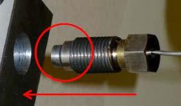 Rengjøre limåpning FORSIKTIG: Hvis limåpningen skal rengjøres med en hard gjenstand, må trykksensoren fjernes på forhånd. Ellers vil skillemembranen bli påført skade. Fig.