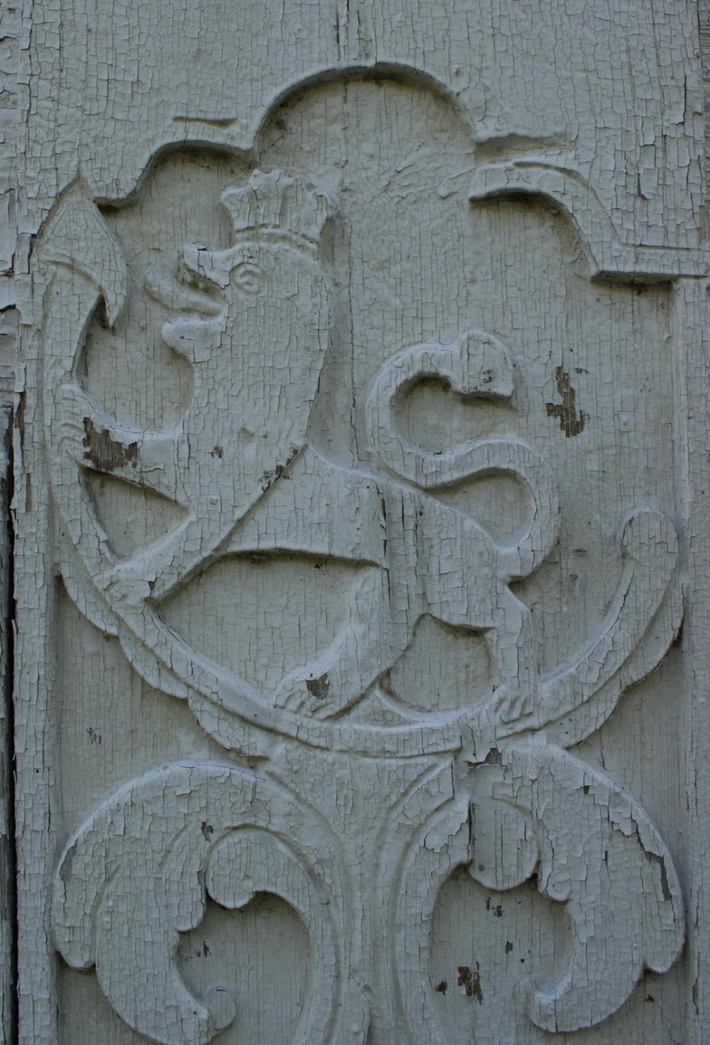 Figur 26. Skjønne, Søre. Detalj av «Den Norske Løve» på nordre dørkarm.