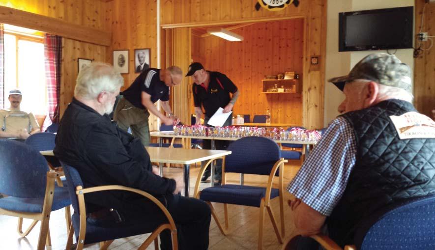 Premieutdeling! Ove og Oddvar ordner med premiebordet. Torgeir Verdal og Øyvind Solli venter spent og Gard Ivar Winge (med bart) smilende til venstre i bakgrunnen.