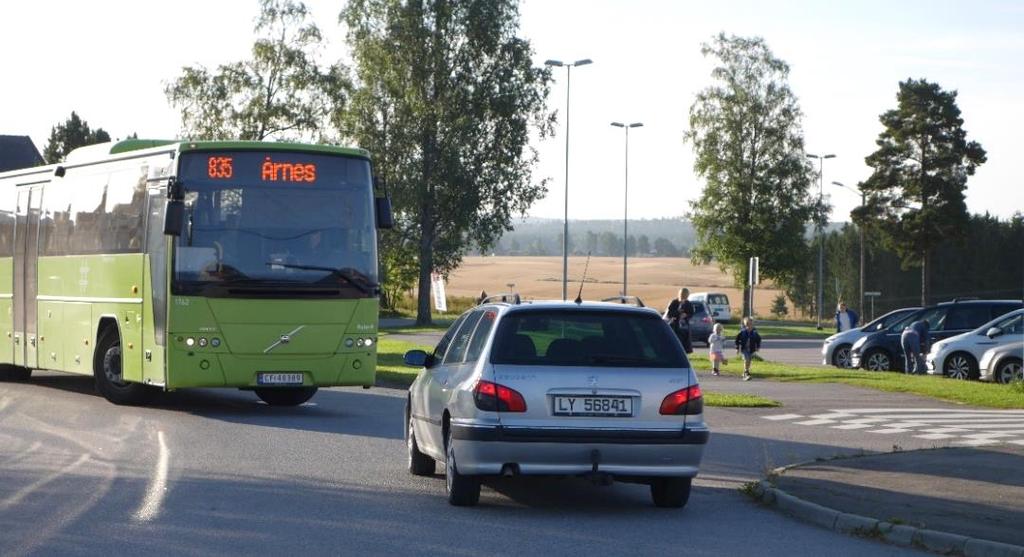 Avkjørselen til bussog p-plassen er i morgenperioden trafikkert av både biler og busser et nytt gangfelt må trekkes inn mot skolekrysset Bussoppstilling, stans og parkering Busstrafikken og mye av