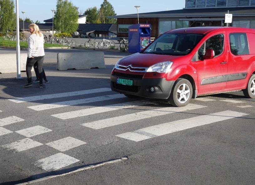 De følger gjerne «ønskelinjen» mot ungdomsskolen - diagonalt over krysset (jf figuren). Gangfeltet over søndre er opphøyd og har retning inn mot barneskolen.