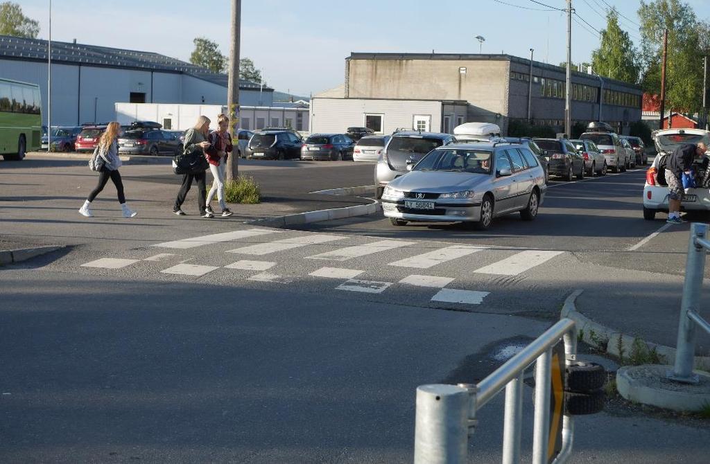 Elever krysser i opphøyd gangfelt (sett fra skolesiden).