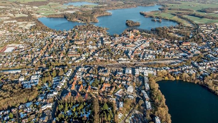 sentrum i byen, hvor dere kan slappe av på en av alle caféene. Herfra kan dere gå på shopping i gågatene, hvor dere finner flere butikker.