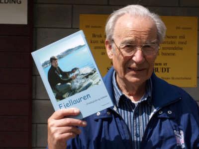 21 Gunnar Lønne (90) Æresmedlem i Skarpskytten har de siste 7 årene skrevet bok om fjellauren. Boka Fjellauren foreligger nå.
