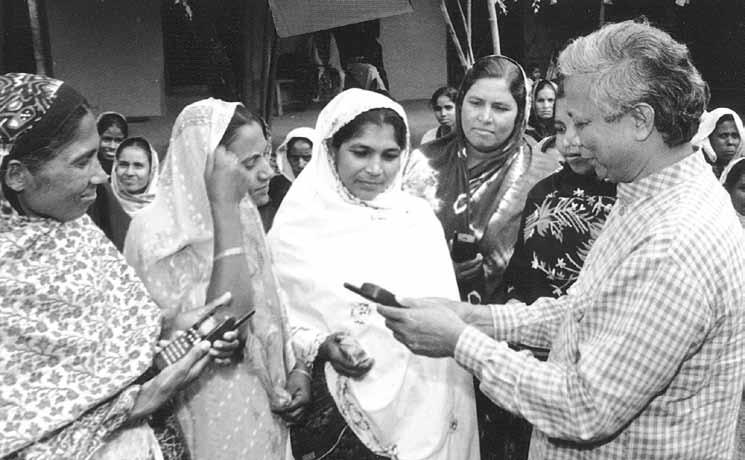 Dr. Yunus gir ivrige telefondamer et lynkurs i bruk, stell og pleie av de små vindundere som skal endre forholdene i landsbyen. Da Yunus henvendte seg til storbankene ble han nærmest ledd ut.