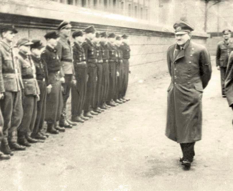 Før slaget om Berlin inspiserte Hitler sine Hitlerjugend-tropper.