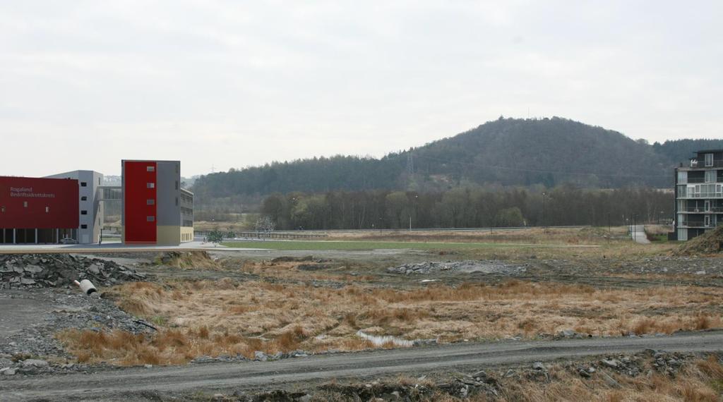 Leilighetshotellbygget vil dermed ligge tett inttill grøntdraget. I gjeldende reguleringsplan 0381 er det satt krav om at bebyggelsen skal avtrappes mot grøntdraget i vest.