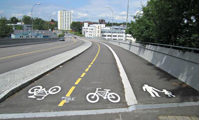 Anbefaling: For bedre lesbarhet for syklister og fotgjengere merkes sykkelveinettet på Fornebu opp med gul midtlinje og sykkelsymboler med pil og gangsymbol (mann + barn) på fortau.