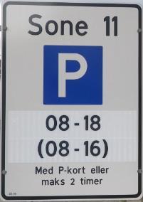 Vanligvis må de også vise at de ikke har parkeringsmulighet utenfor gategrunn. I noen byer er det vanskelig å få tillatelse til å parkere på gaten hvis boligen er oppført etter 1965.