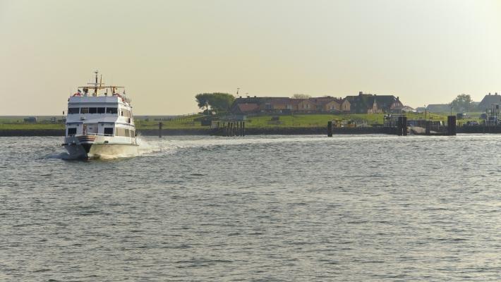 Man kan komme seg til Hallig Hooge med fergen fra Dagebüll. Heimatmuseum (34.