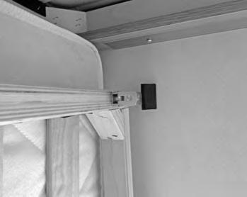 deler. Når kjøretøyet ikke er i bruk, skal heve-/senkesengen senkes litt ned eller madrassen tas ut for å sikre tilstrekkelig luftsirkulasjon i området rundt sengen.