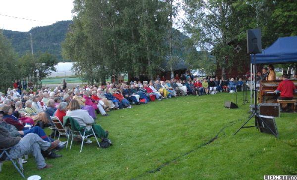 VOKSENAKTIVITETER Etter jazzkonserten med Magnolia Jazzband i Sylling kirke er det jazz i det fri på gården til Myhrene. Sylling menighet Sylling kirkeforening Leder Berit Askekjær, 32 85 60 07.