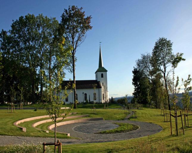 Tranby menighet Tranby kirke med amfiet Dansere fra Bangladesh (arkivbilde) Tranby kantori Øver hver tirsdag kl. 20.00-22.