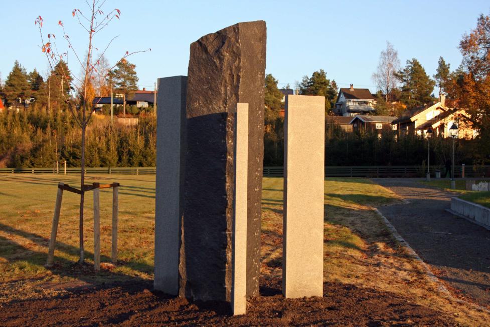 aa Asmund Lyhus på kontoret til firmaet Johansen Monument huggeri a.