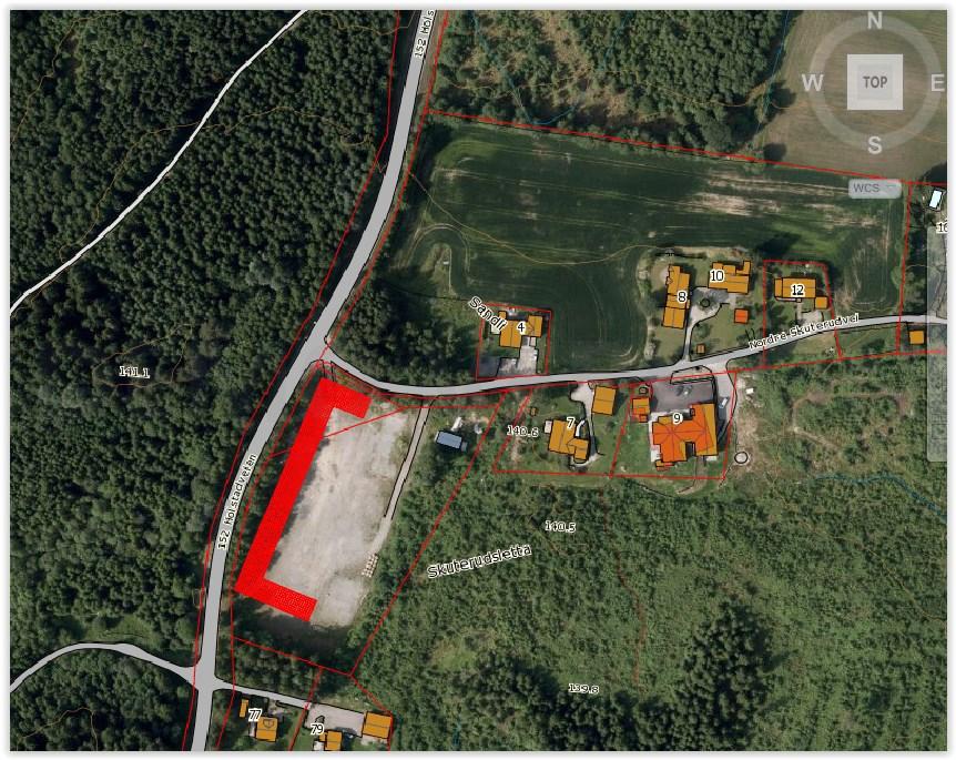 Alternativ 5: Midlertidig modulskole settes opp på Skuterudsletta Figur 5. Midlertidig skole på Skuterudsletta. Det går vannledning over området som bygningsmassen må tilpasses til.