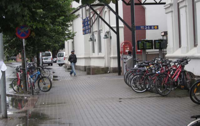 Sykkelparkering foran stasjonsbygningen Vest for stasjonsbygningen er det høsten 2012 satt opp tak over sykkelparkeringen Noe av