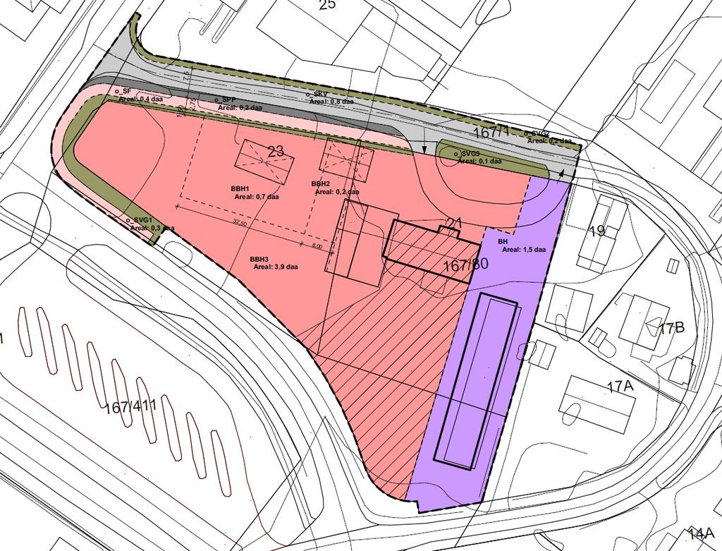 Overnattingsbygget har parkering for 10 biler inne på eget formål, barnehagen har kantparkering langs Leirvegen og langs rundellen til sammen 16 plasser.