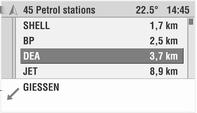 Det vises en liste med opp til 10 bensinstasjoner i nærheten, sortert etter avstand fra bilens posisjon. Pilen angir retningen til valgt bensinstasjon.