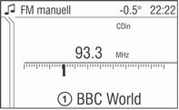 90 Radio Når du slipper velgerbryteren, vil neste mottakbare stasjon stilles inn. Hvis ikke radioen finner en stasjon, skifter den automatisk til et mer følsomt søkenivå.