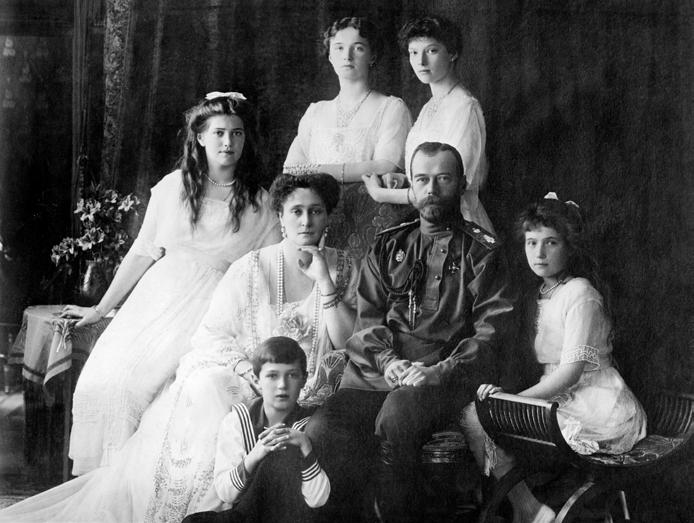 I år er det 100 år siden forsvinningen av den siste tsarfamilien. Etterforskningen har pågått i mange år og det dukker opp stadig nye hypoteser. Overlevde Anastasia? Eller noen av hennes søsken?