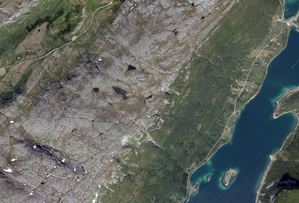 1 2.Hogndalen 3.Hoset 4.Buestranda Figur 1: Flyfoto over området mellom Hogndalen og Hoset/Buestranda. Ca.