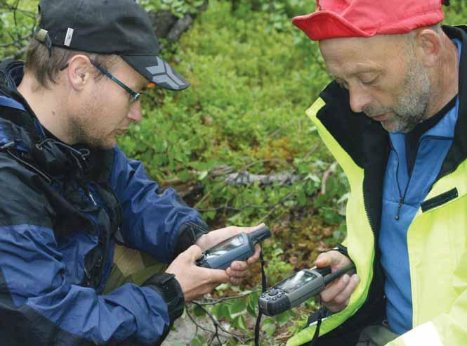 BRUK AV GPS: For hundeføreren er kurset i kadaversøk like mye et kurs i bruk av GPS. Når man finner et kadaver, er det viktig at funnstedets posisjon registreres nøyaktig.