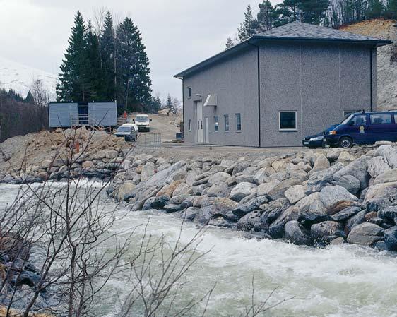 Installasjonen består av to Francisturbiner, hver på 3,5 MW, og slukeevnen er 2 x 2,4 m 3 /sek. Stasjonen ligger i dagen, og er bygget av prefabrikerte betongelementer.