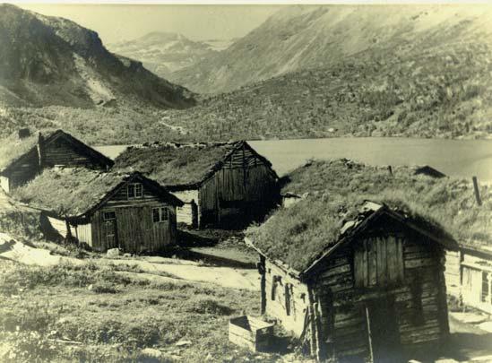 Stasjonen ligger ved Kaldhussætervatn i 575 meters høyde, 10 km sør for Tafjordbygda. Fra kraftstasjonen går vannet ut i Fremste Kaldhussætervatn.