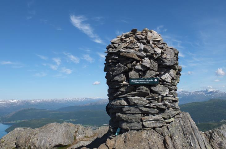 3 PROSJEKT «HELGELANDSTRAPPA» HENSIKT OG INTENSJON Nåtid Øyfjellet ligger i gåavstand fra Mosjøen sentrum og fra toppen har man utsikt over store deler av Helgeland, derav navnet «Helgelandstrappa».