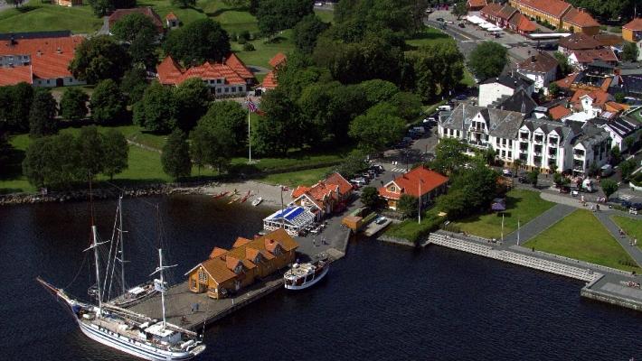 Ærverdig hotell midt i Stavern by. Rommene Hotel Wassilioff har 47 lekre rom og 88 senger. Rommene er klassisk innredet i tråd med hotellets historie.