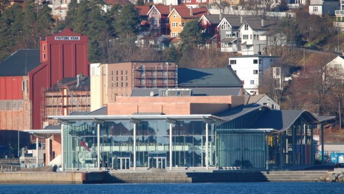 Galleri Bølgen (6.9 km) Hvert år arrangerer Larvik Kunstforeningen seks til åtte utstillinger i Galleri Bølgen med kunstnere fra inn- og utland.