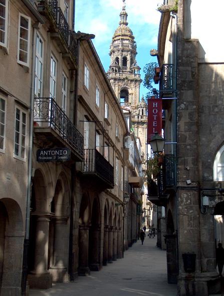 Middag i Tui. Vi fortsetter til Santiago de Compostela og sjekker inn på vårt koselige hotell med flott beliggenhet i gamlebyen. Mandag 03.09.