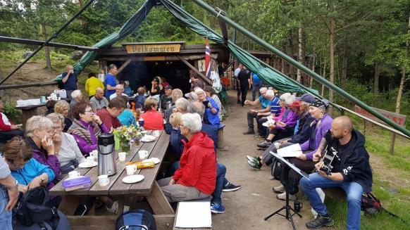 Flott servering og musikk ved Christine Strid Johansen og Rune Lien skapte sommerstemning for oss og til de rundt 80 deltagere som kom.