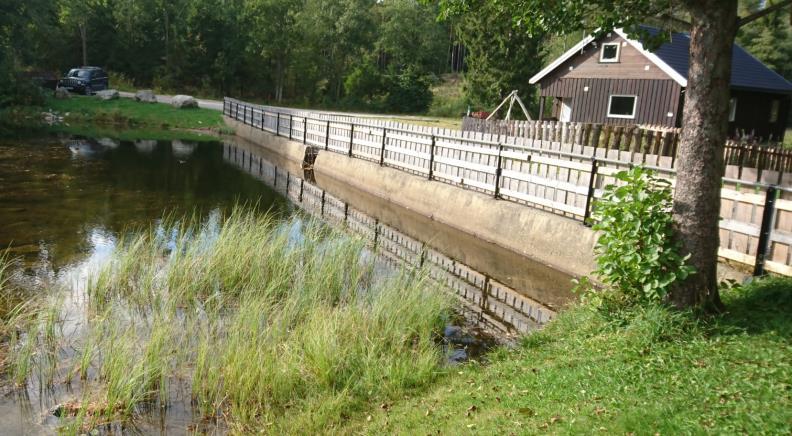 Figur 49 Vannføringskurve - dam Dragsjøen Dam Veslesjøen er en lang, lav betongdam med et dykket utløp i midten av dammen hvor