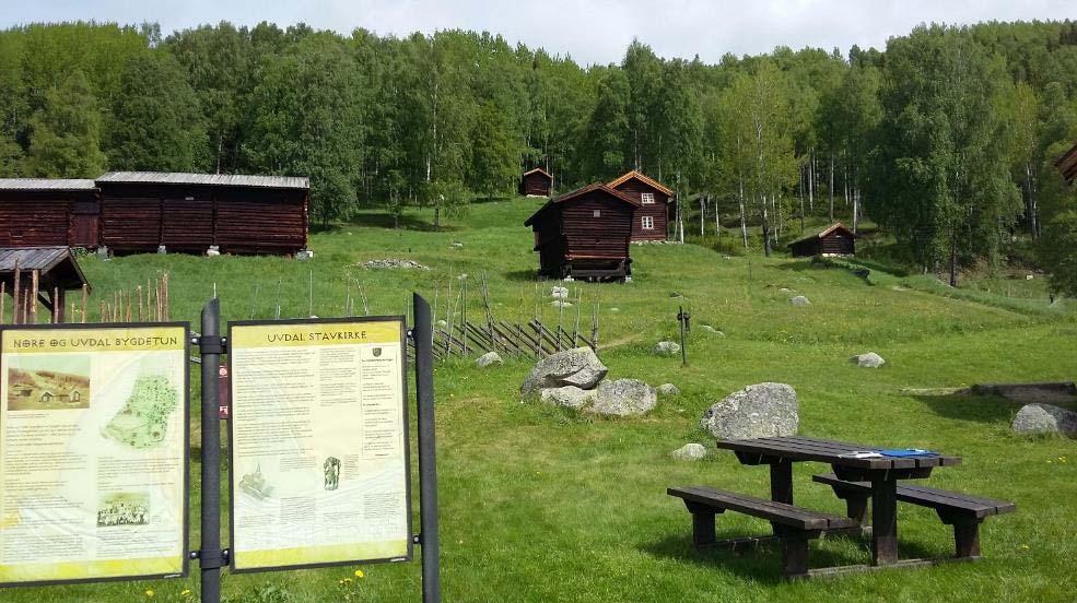 Figur 3. Uvdal bygdetun sett fra sør. Midt i bildet ses stabbur fra Grekvard, t.v. ses hhv fjøs fra Fønnebø og låve fra Borge.
