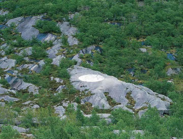 Skulpturen synliggjør også sine omgivelser, slik at stedet får en ny dimensjon.