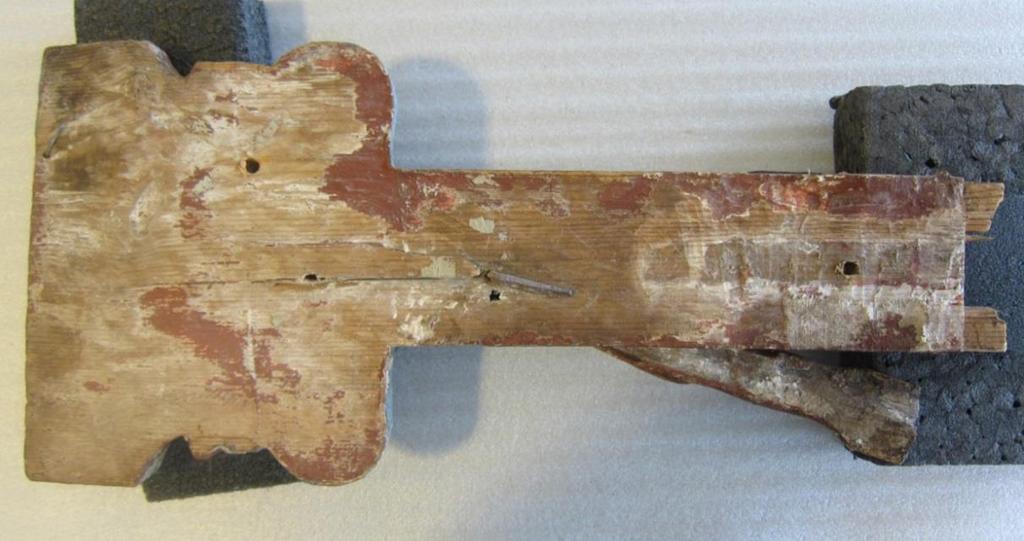 Figur 10 Venstre korsarm løsnet fra korsstamme. Den opprinnelige jernnaglen gjennom venstre hånd er bøyd flat på baksiden.