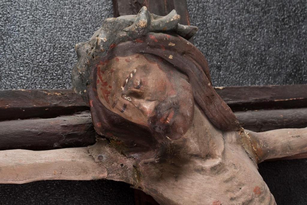 synlig på som fotografiet av 1947 (Figur 3). Denne kittingen løsnet under demontering i kirken i 2015 (Figur 21, Figur 22).