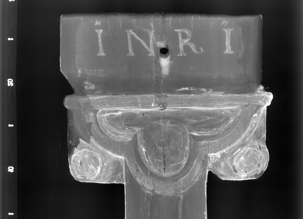 Bokstaver trukket opp med røntgenabsorberende maling Kant på sekundært lerret Sekundært kittmateriale Sterkt røntgenabsorberende maling Figur 27 Røntgenbilde av øvre avslutning på korset.