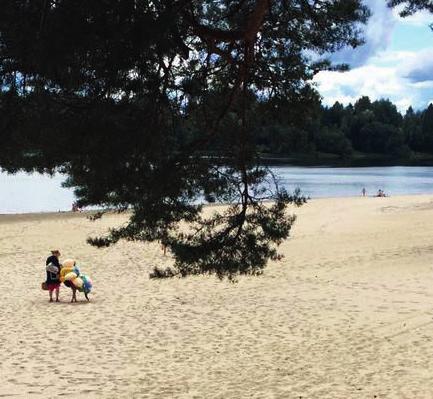 Stranden Marinaen I tillegg til arrangementer gir den store stranden muligheter for mange aktiviteter for store og små, som volleyball- og fotballturneringer.