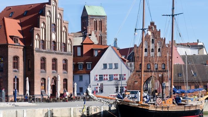 Wismar (23.6 km) Wismar er en av de gamle hansabyene med sin historiske bykjerne og den gamle middelalderhavnen som stort sett er intakt preget av mange gamle hus.